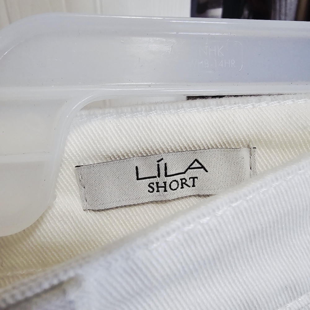 β’Sofia Vergara Women's White Distressed Denim Shorts - Picture 4 of 7